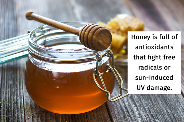 honey hydrates the skin and helps fight skin infections