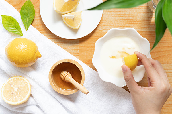 yogurt, lemon, and honey mask for dandruff control