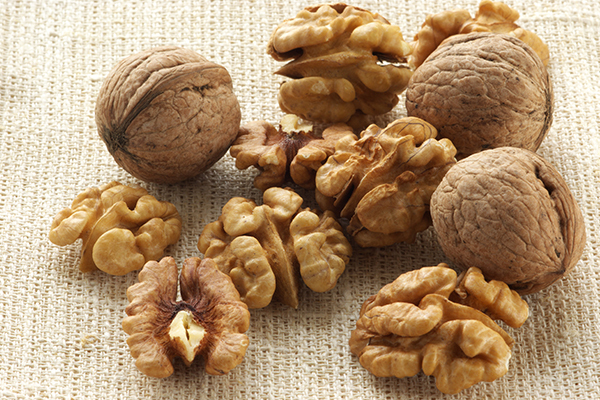 recommended consumption of walnuts in a day
