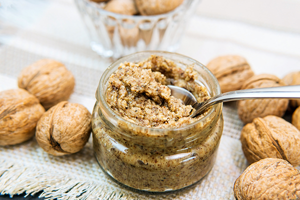 how to prepare and use a walnut face scrub