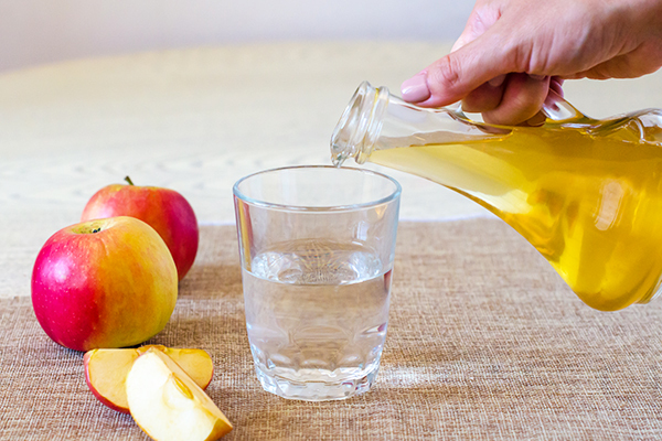 prepare diluted apple cider vinegar to heal rashes