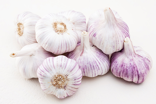 garlic usage can help manage cholesterol deposits around the eyes