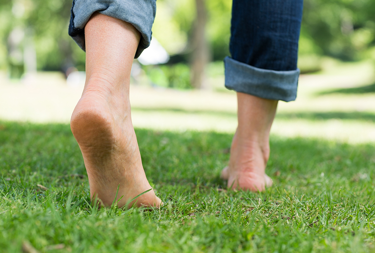 benefits of walking barefoot on grass