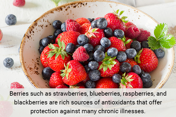 consuming berries can help in body detoxification