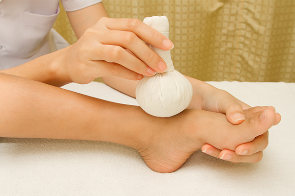 individual application of essential oils can help reduce swelling in the feet