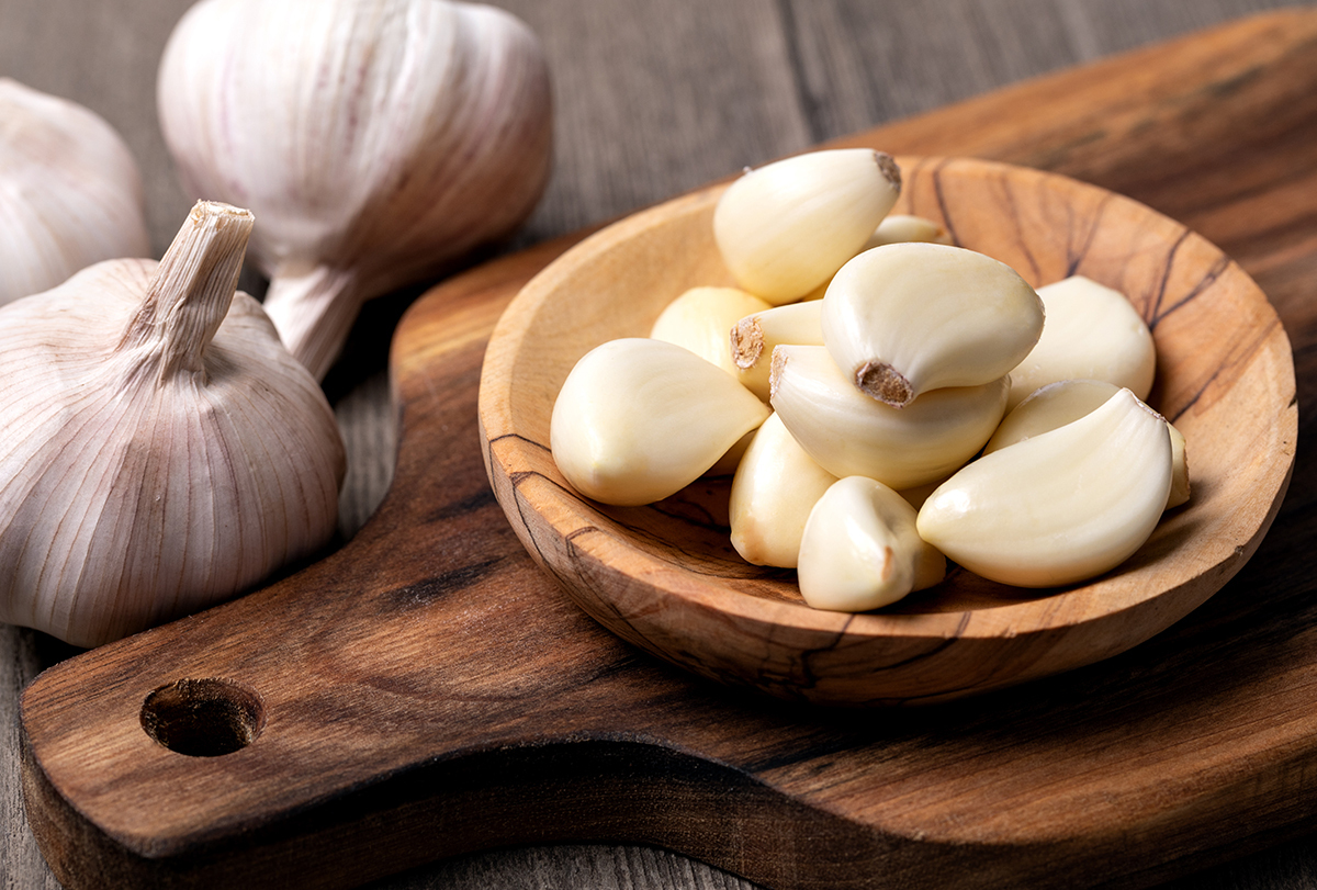 ways to remove garlic smell from your breath and hands