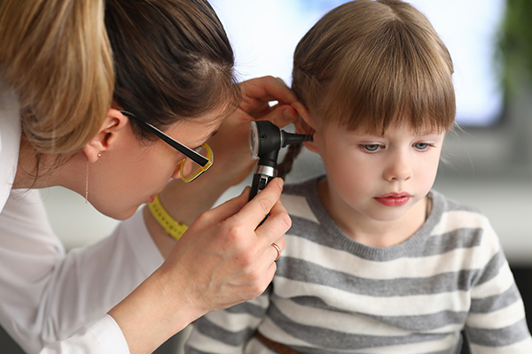 when to consult a doctor regarding ear pain in kids?