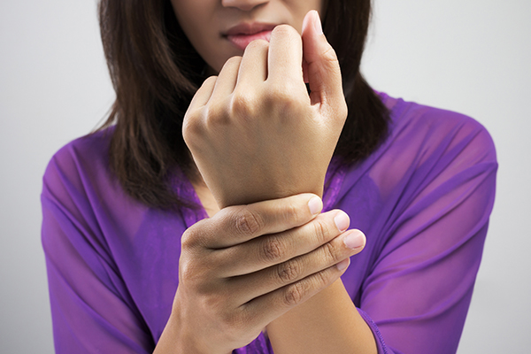 signs and symptoms indicative of numbness in hands and feet