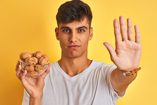 who needs to avoid walnut consumption?