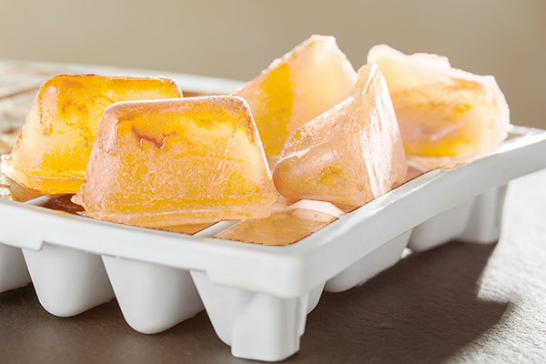 make apple cider vinegar ice cubes to soothe itching from mosquito bites