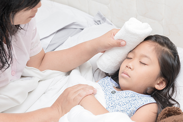 use a lukewarm compress for pneumonia relief in children