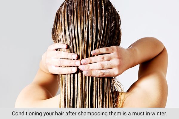 Dùng dầu dưỡng tóc sau khi gội để tóc không bị khô vào mùa đông