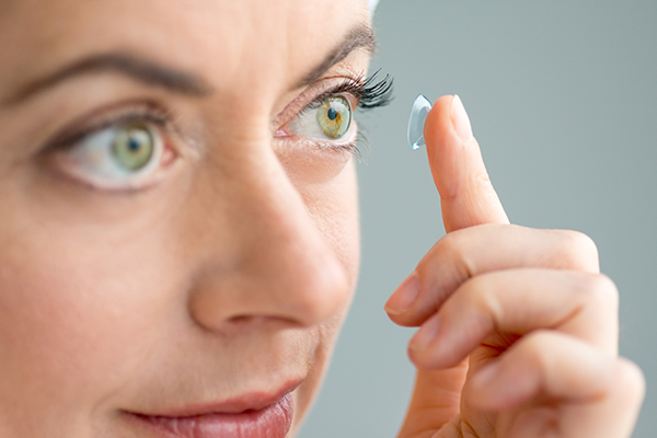 can contact lenses lead to red eyes?