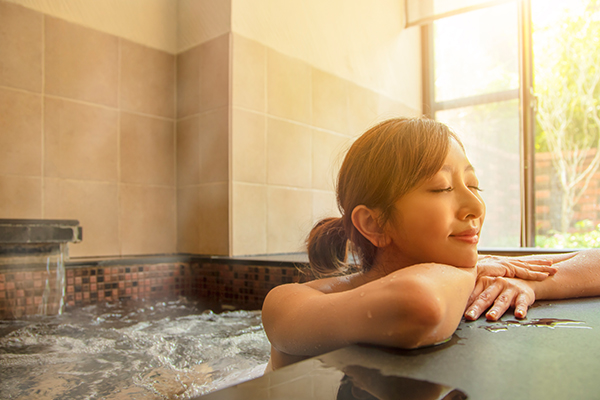 is taking a hot water bath bad for hair growth?