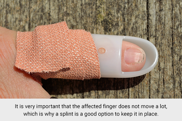 wearing a splint can help in speedy recovery from a jammed finger