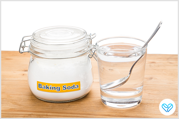 using baking soda to remove egg odor from your hair