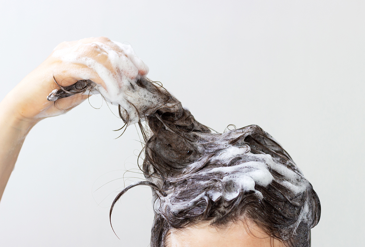 https://img.emedihealth.com/wp-content/uploads/2023/07/pros-and-cons-of-washing-hair-everyday-feat.jpg