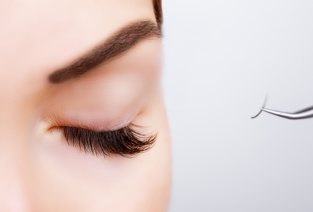 how to get stuck eyelashes out of the eye